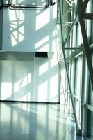 Schatten und Licht Betrachtung Innerhalb das Gebäude Aussicht und ziehen um Rolltreppe foto