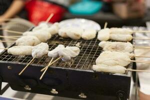 Grill Mochi mit Spieße auf das Herd foto