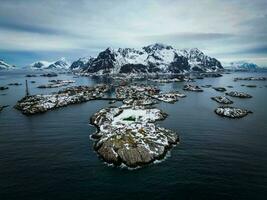 Henningsvaer im Lofoten Norwegen durch Drohne foto