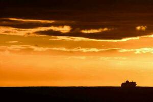 Sonnenuntergang über dem Ozean foto