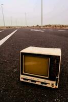 Vintage-Fernseher auf der Straße foto