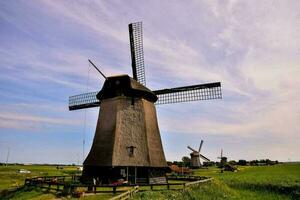 ländlich Aussicht mit Windmühle foto