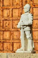 Statue von ein mittelalterlich Rüstung Soldat foto
