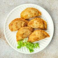 Empanadas Kuchen ausgestopft Fleisch Mahlzeit Essen Snack auf das Tabelle Kopieren Raum Essen Hintergrund rustikal oben Aussicht foto