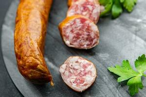 Würstchen Montbéliard Fleisch frisch Würste Essen Snack auf das Tabelle Kopieren Raum Essen Hintergrund rustikal oben Aussicht foto