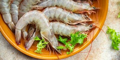 roh Garnele Gambas Garnele Meeresfrüchte Mahlzeit Essen Snack auf das Tabelle Kopieren Raum Essen Hintergrund rustikal oben Aussicht foto