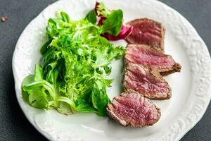 Rindfleisch Steak Selten gebraten Fleisch Braten Mahlzeit Essen Snack auf das Tabelle Kopieren Raum Essen Hintergrund rustikal oben Aussicht foto