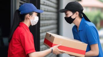 Seite Aussicht Porträt von asiatisch Lieferung Mädchen halten ein Karton Box zusammen im zwei Farbe Uniform und schützend Maske, Arbeit zum Kurier Service. generativ ai. foto