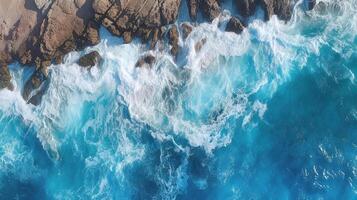 Antenne Aussicht von Blau Meer Wellen und Fantastisch felsig Küste, Sommer- Ferien Ferien Hintergrund, generativ ai Technologie foto