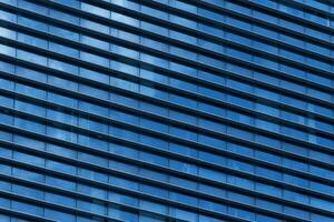 modern Büro Gebäude mit Blau Glas Fenster foto