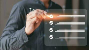 Geschäft Performance Checkliste, Geschäftsmann mit Laptop tun online Checkliste Umfrage, Füllung Digital bilden Checkliste, nehmen foto