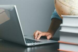 Bildung Konzept. schließen oben von weiblich Schüler machen Anmerkungen Hand Tippen im Laptop Studie online auf Computer von heim. Frau Tippen im Computer reden entfernt auf Webcam virtuell Zoomen Anruf auf Laptop. foto