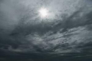 schwarzer Wolkenregen am weiten Himmel foto