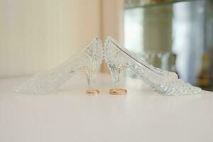 Gold Hochzeit Ringe und Kristall Schuhe foto