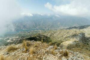 Ansichten mit Blick auf istan von das Berg Spitzen Umgebung Marbella entlang das Costa del Sol foto