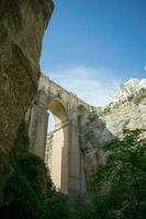 ein Aussicht von ein gehen unter das Brücke im Ronda foto