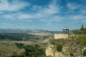 das Standpunkt beim Ronda mit Blick auf das Felder und Täler unten foto