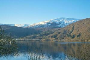 Nordfjord im Norwegen. Aussicht von Berge bedeckt mit Schnee. Wildnis im Skandinavien foto