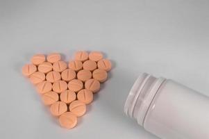 weiße medizinische Pillen und Tabletten mit Flasche foto