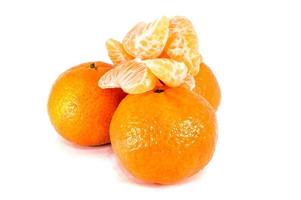 Orangenmandarinen-Mandarinenschale oder Mandarinenscheibe lokalisiert auf weißem Hintergrund foto