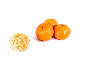 Orangenmandarinen-Mandarinenschale oder Mandarinenscheibe lokalisiert auf weißem Hintergrund