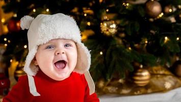 Weihnachtsbaby lächelt