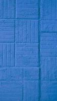 dekorative vertikale blau gestrichene Wand mit quadratischer und Streifenhintergrundbeschaffenheit