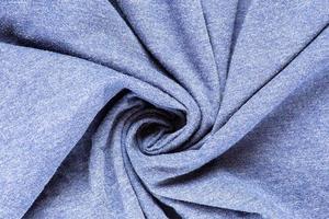 Draufsicht des zerknitterten verdrehten blauen Gewebes der Baumwollmaterialhintergrundbeschaffenheit