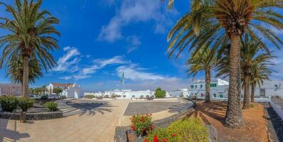 Panorama- Bild von historisch Siedlung teguise auf Kanarienvogel Insel Lanzarote foto
