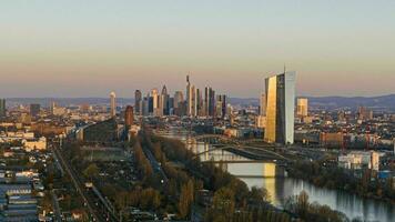 Luftbild der Frankfurter Skyline und des Gebäudes der Europäischen Zentralbank bei Sonnenaufgang in der Morgendämmerung foto