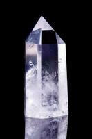 Makro-Mineralstein Kristall Bergkristall auf schwarzem Hintergrund foto