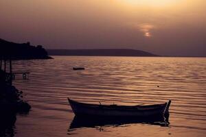 Ruhe Landschaft mit ein See und Sonnenuntergang und ein Boot foto