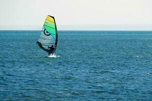 Landschaft von das Puck Bucht im Polen mit Windsurfenschwimmen auf das Wasser foto