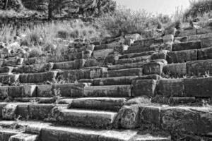 alt Ruinen von das uralt Tempel von Athena im priene im Truthahn auf ein heiß Sommer- Tag foto