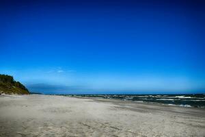 warm wolkenlos Tag auf das Strand. baltisch Meer Landschaft im Polen foto