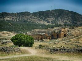 alt Ruinen von das römisch Spa Stadt von Hierapolis auf das Seite? ˅ von das Strom vergiften auf ein warm Sommer- sonnig Tag foto