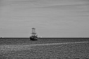 Landschaft mit ein Segeln Schiff Segeln auf das Blau baltisch Meer foto