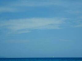 Ruhe minimalistisch Landschaft mit Himmel und Meer auf ein warm Sommer- Tag foto