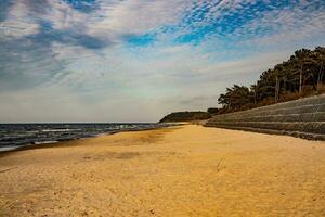 Landschaft von das Blau baltisch Meer im Polen und das Strand auf ein sonnig warm Tag foto