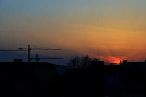 malerisch, Sonnenuntergang, Sonne, Wolke, Himmel Stadt mit Konstruktion Kräne, foto