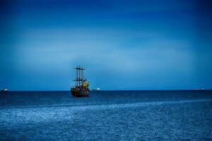 Landschaft mit ein Segeln Schiff Segeln auf das Blau baltisch Meer foto