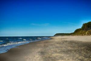 warm wolkenlos Tag auf das Strand. baltisch Meer Landschaft im Polen foto