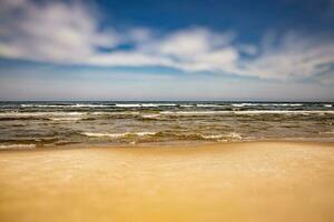 leeren Strand von Polieren baltisch Meer mit Blau Himmel ein Sommer- Landschaft foto