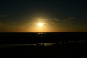 Orange Sonnenuntergang auf das Strand von das baltisch Meer im Polen foto