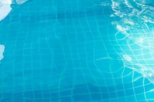 Oberfläche von Blau Schwimmen Schwimmbad Hintergrund. abstrakt schön Welligkeit Welle Wasser im Schwimmen Schwimmbad. foto