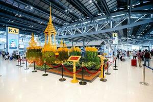 das mehrstufig Dach Buschapaka Thron Verankerung ein Reliquiar Äh von das Belastung Buddha beim suvarnabhumi Flughafen im Bangkok, Thailand. foto