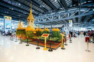 das mehrstufig Dach Buschapaka Thron Verankerung ein Reliquiar Äh von das Belastung Buddha beim suvarnabhumi Flughafen im Bangkok, Thailand. foto