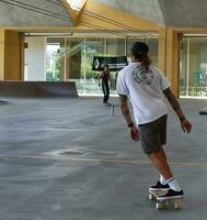 Bologna Italien- kann 7, 2023 Teenager Jungs spielen Skateboards im ein Stadt Park von Bologna. Italien. foto