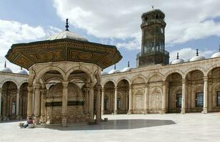 Kairo Ägypten März 18, 2023 Waschung Brunnen und uralt Uhr beim das Alabaster Moschee. Kairo, Ägypten foto