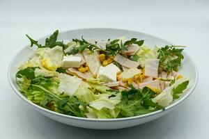 frisch Sommer- Salat mit geschnitten Truthahn, Feta Käse, Rakete und Mais. foto